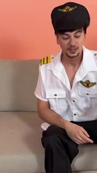 Krásná letuška s velkým zadkem šuká pilota po dlouhém letu