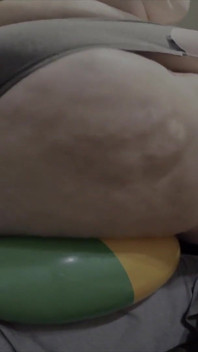 Spanxbeluga menghancurkan bola pantai di matt