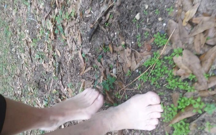Legsistance: Просто я и мои ступни во дворе и не на улице Shufflin на листья и Crunchin на палки чувствует себя хорошо играет с