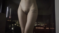 Felicity Azura: Kırmızı satenli ateşli Asyalı