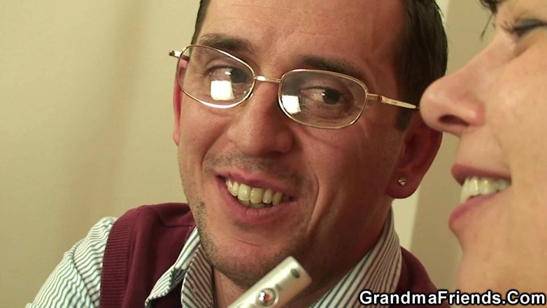 Grandma Friends: Intervievând o vedetă matură (versiune cu vedere la persoana 1)