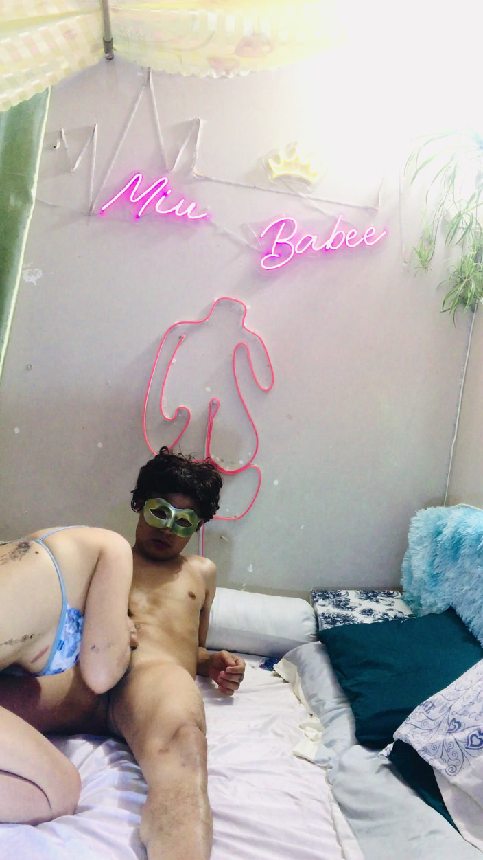 MiuBabee: O fată din Singapore își seduce iubitul