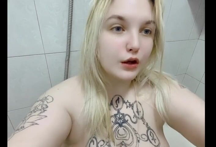 Yukionna: Si blonde melancap diri anda di bilik air