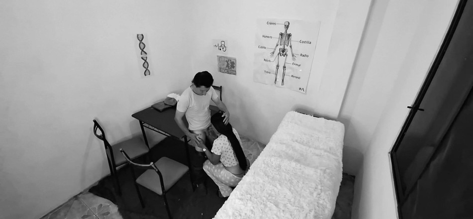 Lady: Ffm trio - 饥渴的老人和他的丰满妻子在医生办公室做爱，曲线优美的医生也加入了