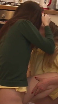 Lesbianas universitarias escena 1_two cachondas Samantha Bentley &Mischa Cross se follan después de la universidad