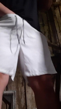 村は誰にも捕まらないように服を着たまま納屋で自慰行為をします