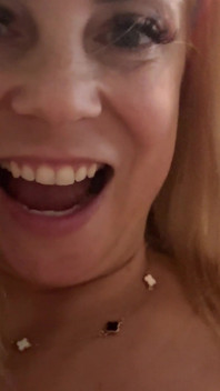 我穿上尼龙紧身衣和乳胶黑色连衣裙！我跳舞，我很兴奋！我射在我的紧身裤里！