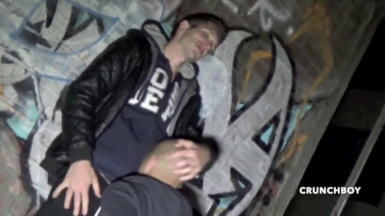 Crunch Boy: giovane latino scopata all'aperto di notte da un ragazzo striaght...