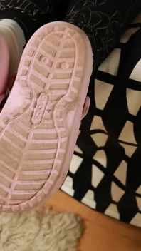 使い古されたピンクの下駄と汚れた白い靴下 - 汗だくで使い古された!