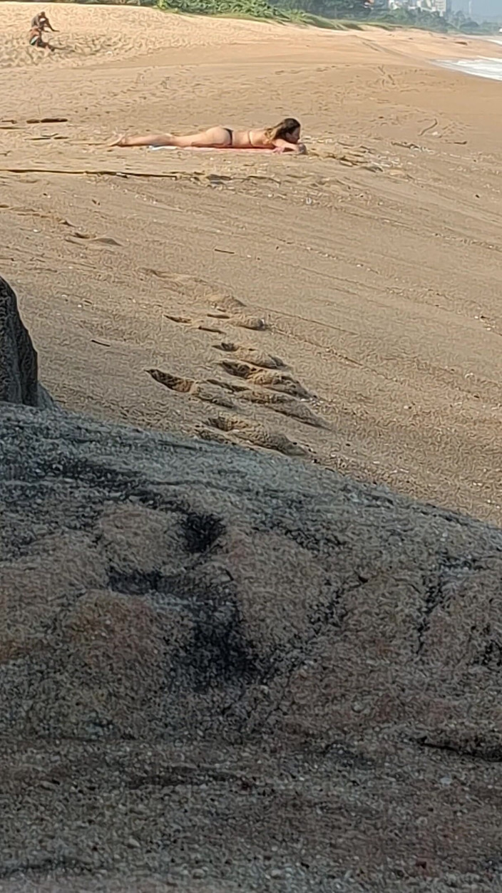 Gabi SweetCouplesStories: Un inconnu m’a touché le corps sur la plage.