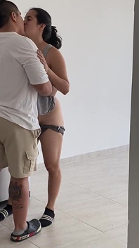À la recherche de plaisir, il trouve une femme excitée