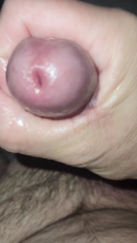 Enorme cumshot op voeten na pijpbeurt van latina-vrouw terwijl ze netkousen en sexy lingerie draagt
