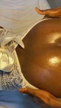 Une jolie africaine magnifique squirte sur une grosse noire à cap rose