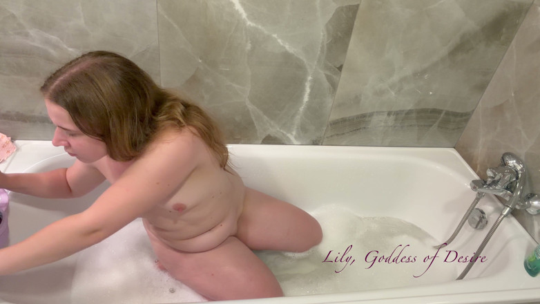 Lily, Goddess of Desire: Koupel, stříkající masturbace a svádění
