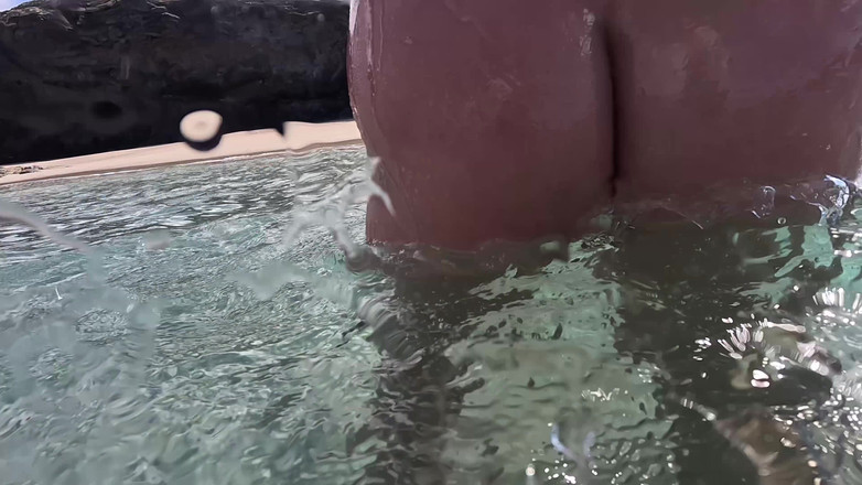 Emma Voyeur: Naken MILF simning med anal plug under vattnet