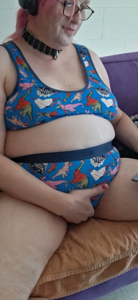 Chica De Dinosaurio Tiene Ropa Interior Nueva!