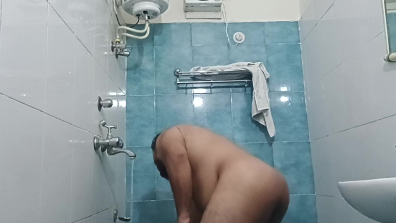 Daddy Dude: Indický Nahý Táta Si Užívá Horkou Sprchu a Předvádí Své...