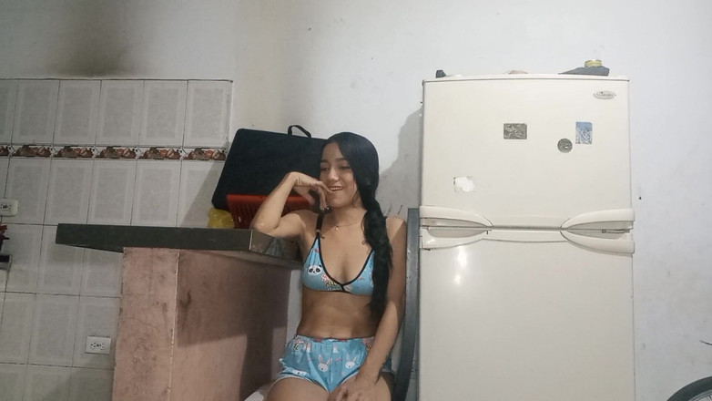 gledyxxx: 继妹，如果你像我以前告诉你的一样饿，吃我的大鸡巴。