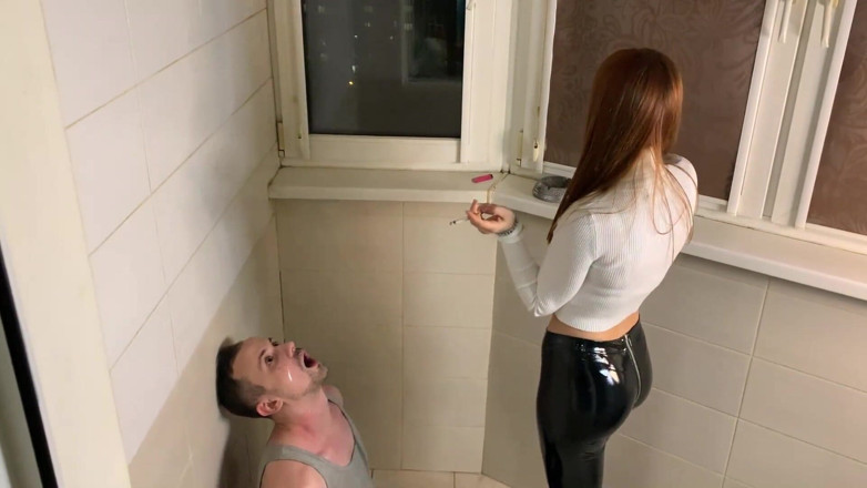 Petite Princesses Femdom: 핫한 라텍스 바지를 입은 키라 여왕이 노예를 인간 재떨이와 스피툰으로 연기