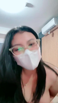 Payudara Basah Gadis Berkacamata