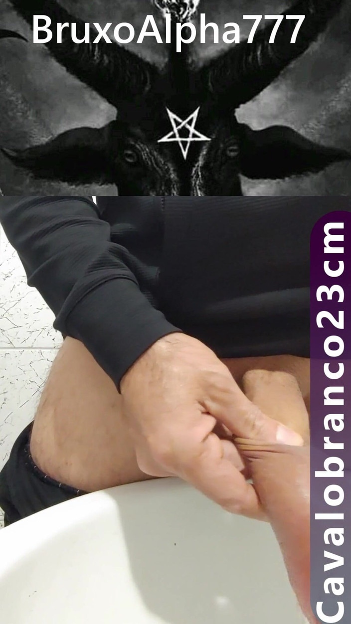 BruxoAlpha777: おしっこをしたり棒で拍手したり