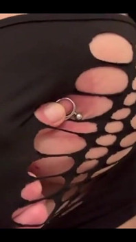 Rochie gotică în stil fată și sfârcuri cu piercing-uri pe sânii mei mari