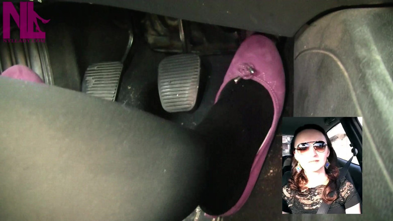 Nyllady: Conduite dans des bas nylon noirs épais et des ballerines roses