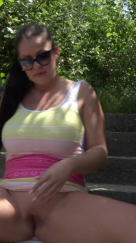 German scout, kurviges, große natürliche hüpfende möpse mädchen anissa jolie spricht mit strand-casting-fick