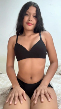 Giovane Donna Si Masturba La Figa per Rilasciare Lo Stress
