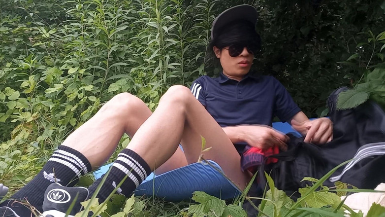Jon Arteen: 同性恋twwink jon arteen在荒野外用抹油的肉光撸管他的鸡巴，他的鸡巴泄露了 precum 并射精