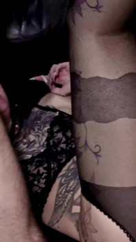 Gangbang final y bukkakke para alemana flaca madura Sarah Deluxe en Berlín