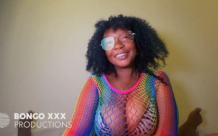 BongoXXX: Mooie Swahili rijpe stiefmoeder betrapt op vreemdgaan door stiefzoon