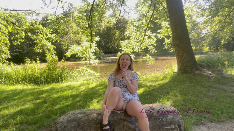 Lily, Goddess of Desire: Garota inocente senta no parque e come pirulito sem saber...
