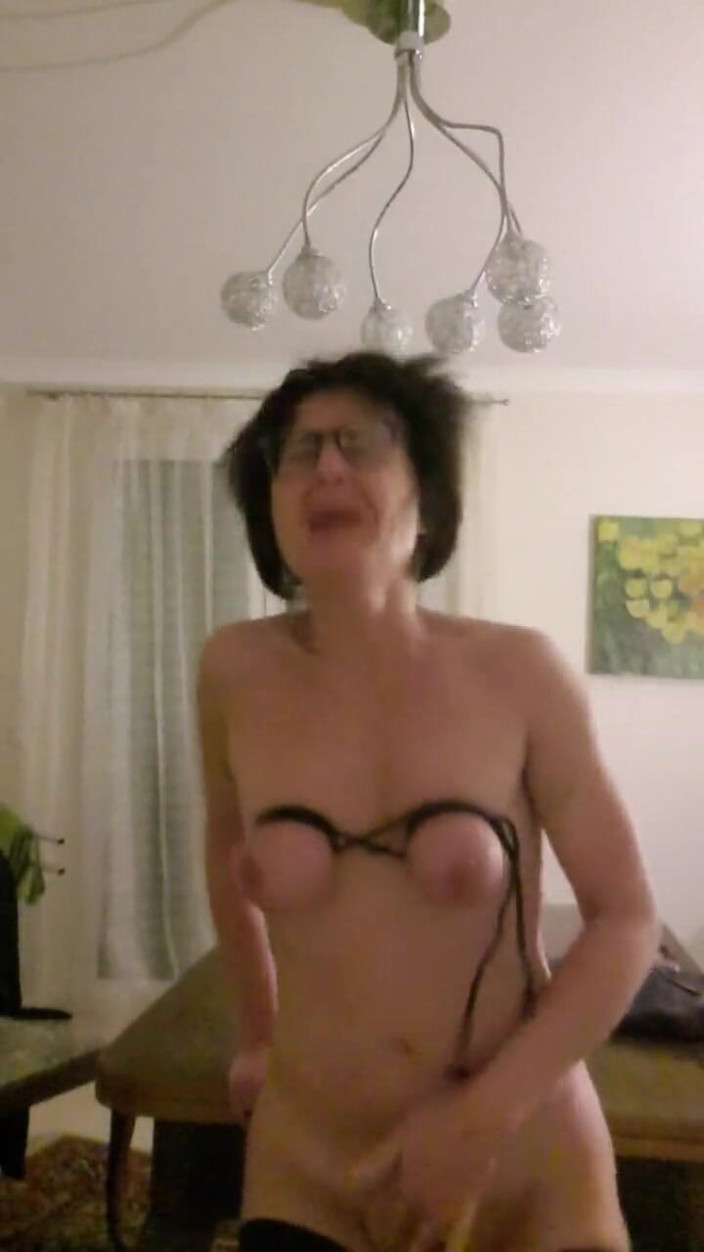 JulieEroticDress: Orgazm na moim stole w salonie