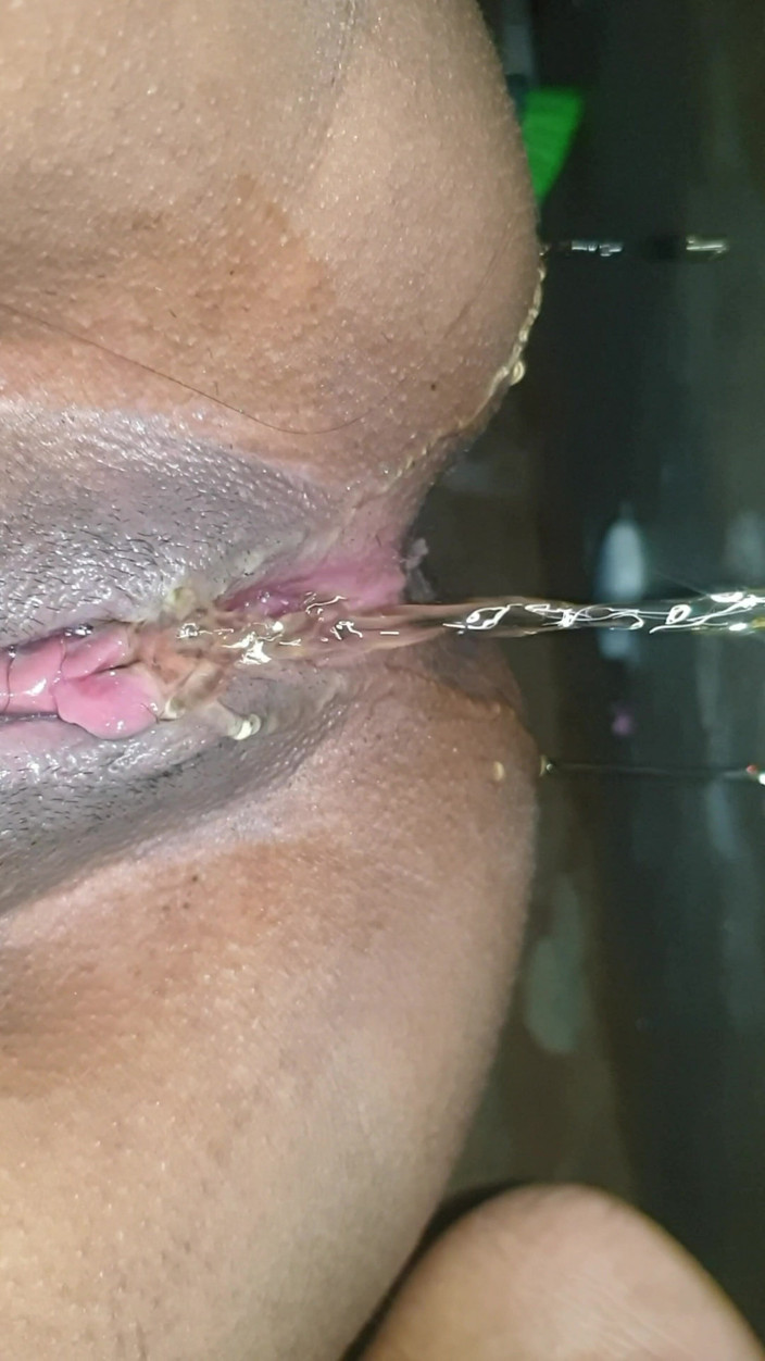 Tiyana: Hotwife 硬指交 husbnd 和撒尿