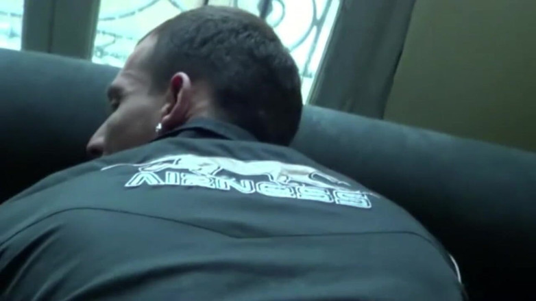 CASTING PORN AMATOR: Scally uległa trampkom seksownego młodego Araba