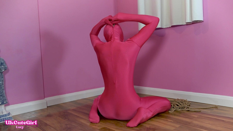 UKCuteGirl Lucy Lauren: Legare cu frânghie pentru Lucy în costum shiny spandex