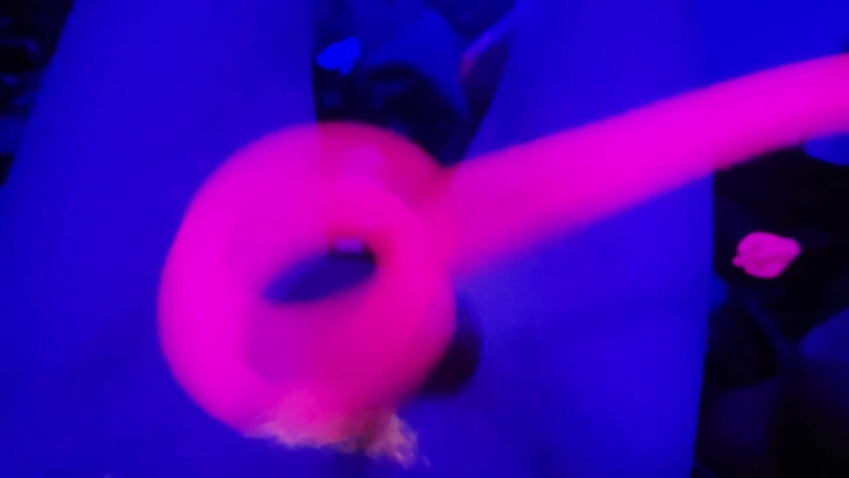 Yallternative Couple: 미친 마사지 총 장난감으로 네온 머리의 Blacklight Goth Girl은 큰 사정을 받습니다.