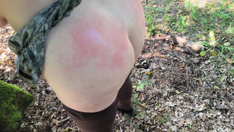 Bouncy Tits Action: Săltându-și curul și țâțele goale în pădure