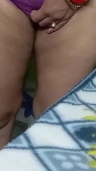 Indiancă frumoasă bhabhi în culoarea galbenă Sari.