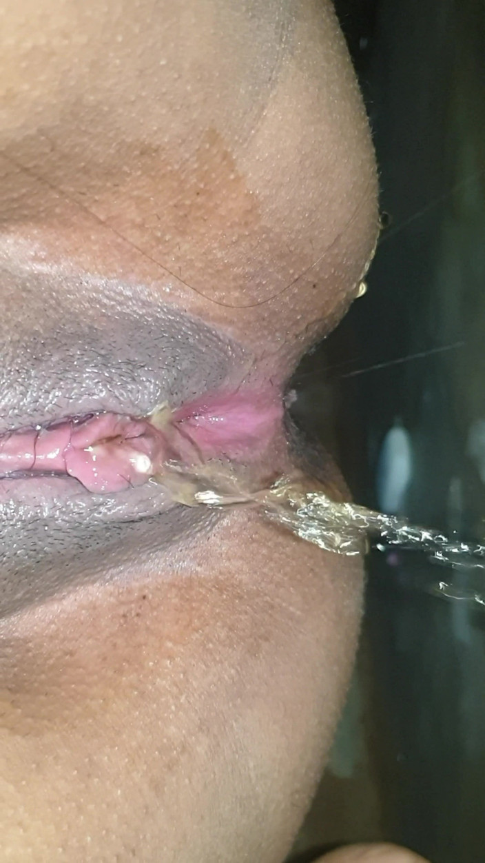 Tiyana: Hotwife menjolok keras suami dan kencing