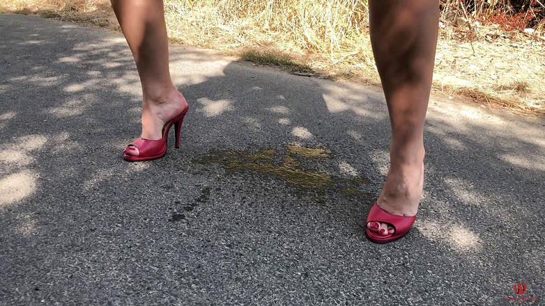 Goddess Lena: Đi tiểu trong khi đi bộ