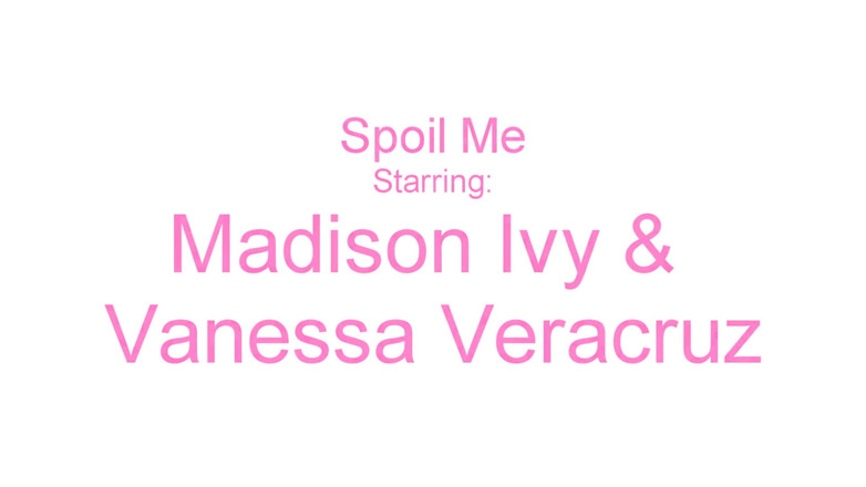 GirlsKissxxx: Prsaté dívky Vanessa Veracruz a Madison Ivy si navzájem dělají...