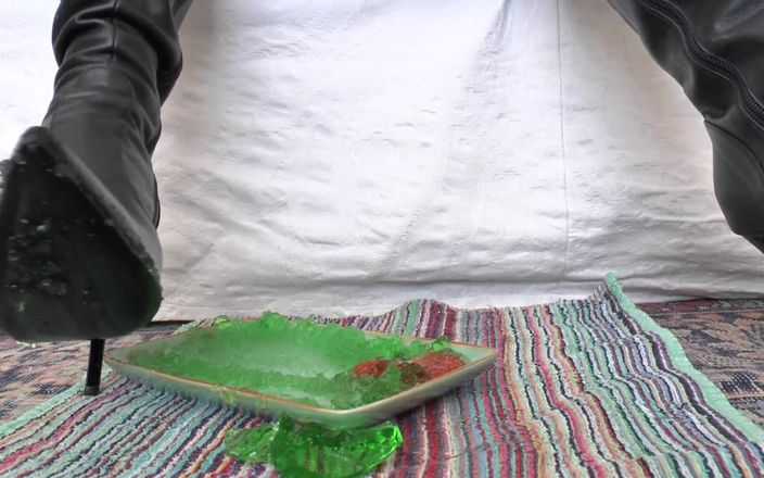 Lady Victoria Valente: Rauchendes herrin und grüner Nachtisch aus Stiefelsohlen, POV Clip, Lady...
