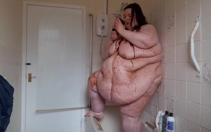 SSBBW Lady Brads: Ssbbw lichaam bedekt met chocoladesaus onder de douche