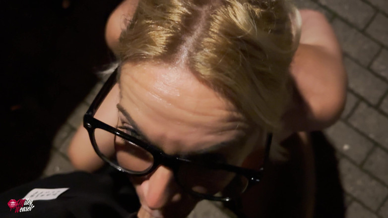 Miley Weasel: Submisivní blondýna anální v poutech veřejně ponížená!!