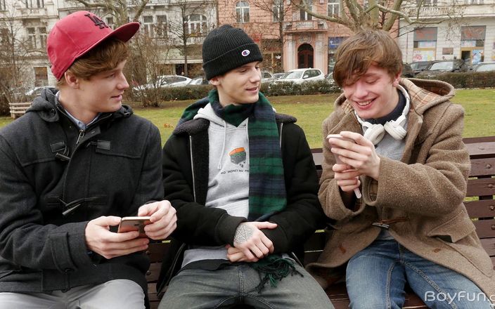 Boyfun: College-mitbewohner verführen einen heterosexuellen twink für einen bareback-dreier zurück in...