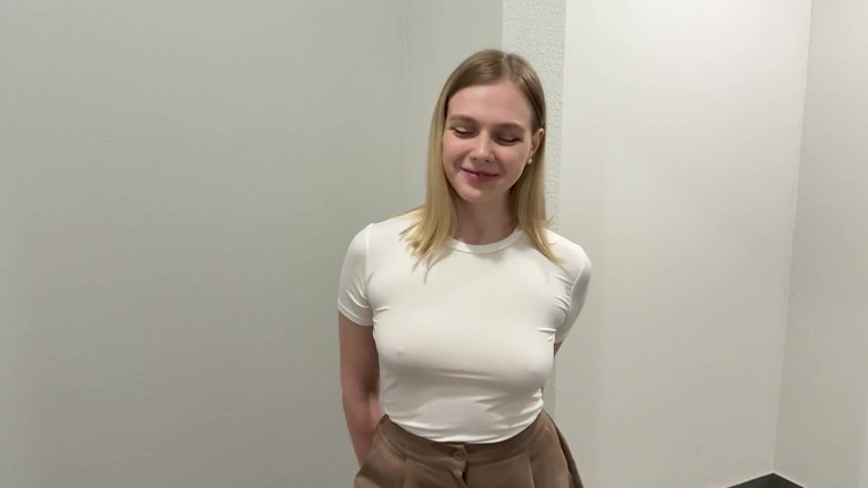 Arisha Mills: Моя нова сусідка нагорі виявилася повією і розсунула ноги в коридорі