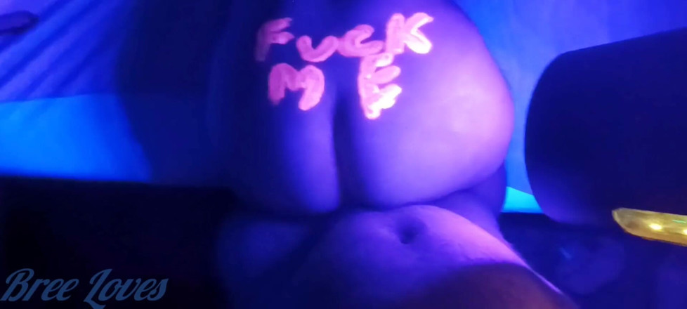 Bree Loves: 穿着身体油漆的大屁股白人美女得到她想要的