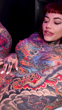Tiger Lilly a le corps tatoué parfait et baisable